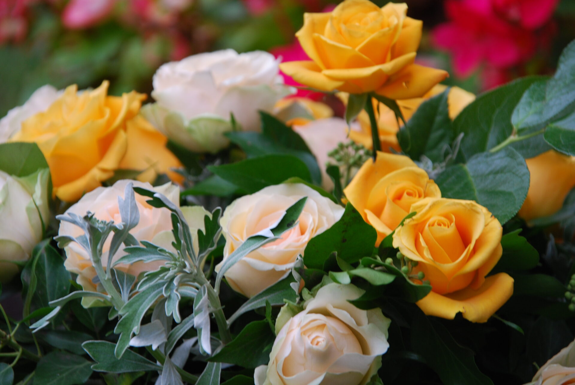Blumen auf einem frischen Grab